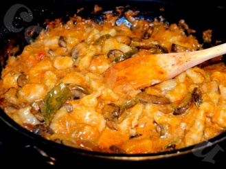 Цветная капуста с грибами и спаржевой фасолью в сметанном соусе