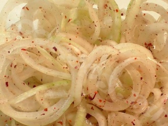 Маринад для лука с уксусом, растительным маслом и хмели-сунели