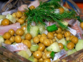 Салат с сельдью и зеленым горошком