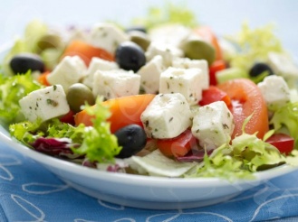 Легкий салат с маслинами и сыром фета