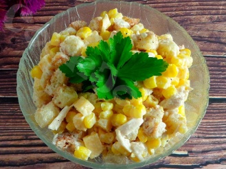 Салат с консервированной кукурузой, яйцами и сыром