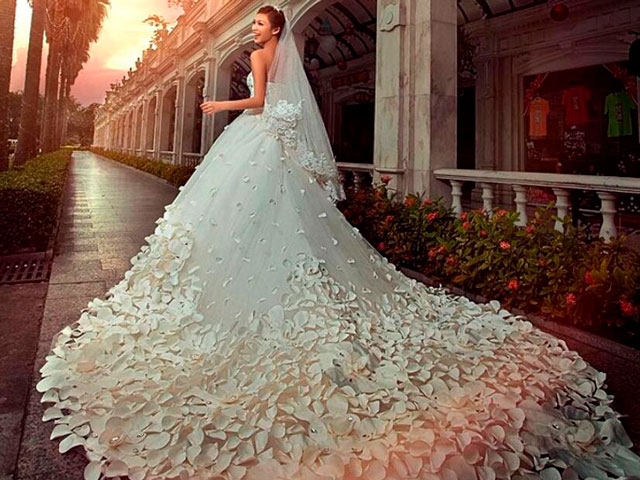 свадебное платье со шлейфом 