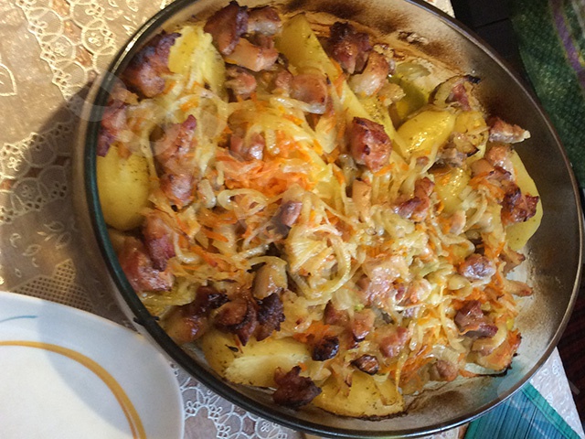 Запеченный картофель с беконом и овощами