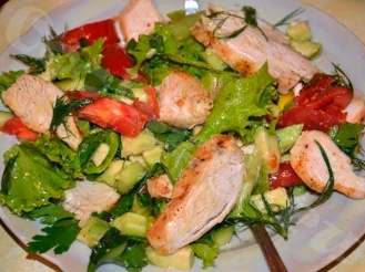 Легкий салат с курицей и зеленью
