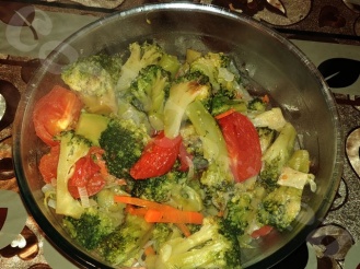 Брокколи с овощами на сковороде