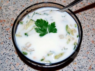 Холодный суп из огурцов и зелени на кефире