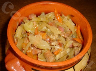 Горшочки с капустой, картофелем и куриным филе