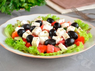 Греческий салат с орегано, мятой и укропом