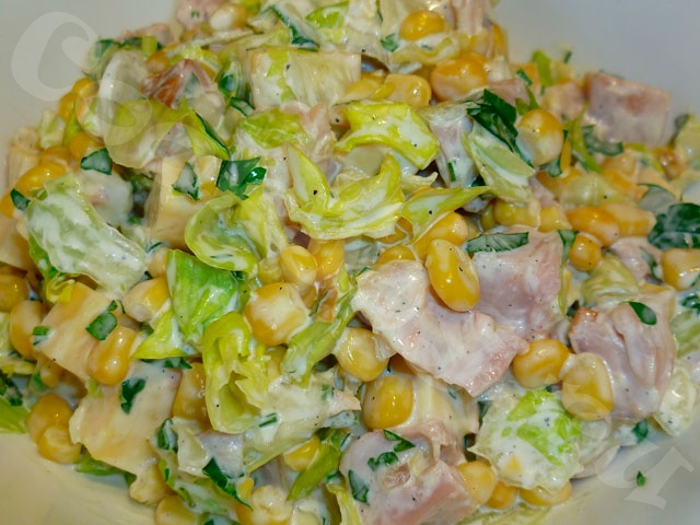 Салат из капусты, куриной грудки и кукурузы