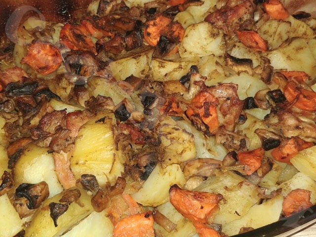 Картофель с куриными бедрами, запечённые в духовке