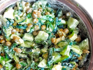 Салат с огурцом и зеленым горошком